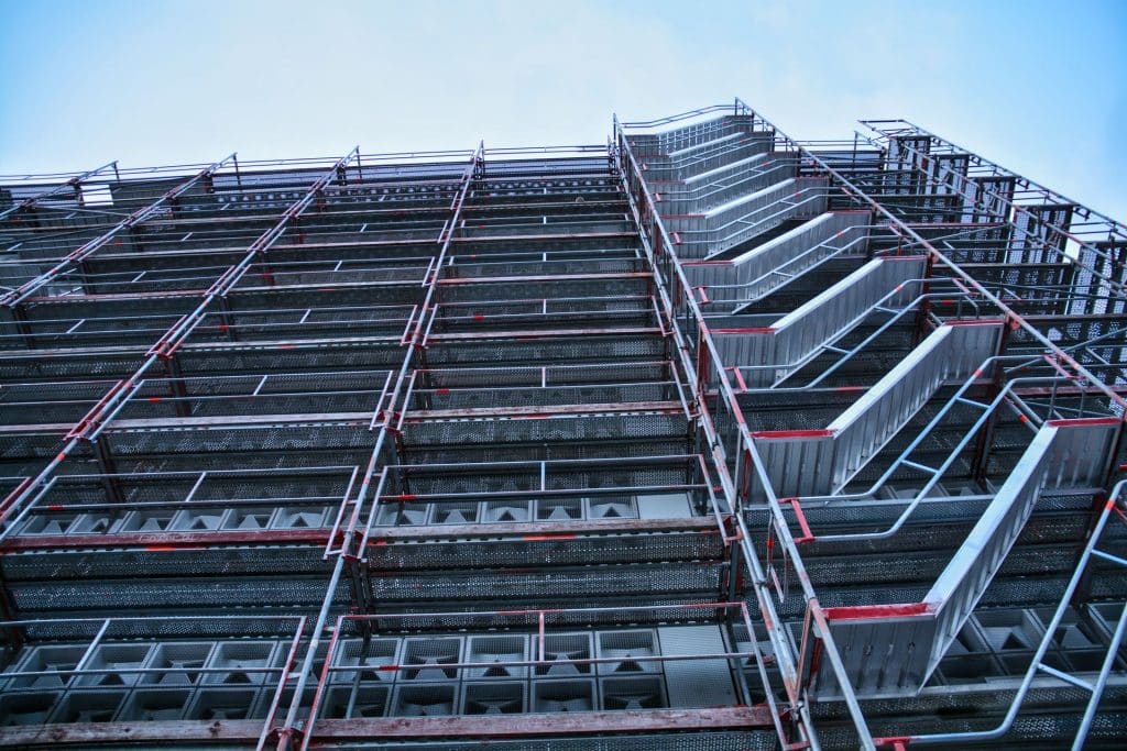 O nama Metalna fasadna skela postavljena duž cele fasade zgrade
